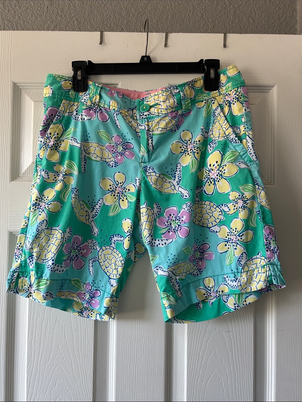 Lilly Pulitzer Resort Bermuda shorts in rare moving slowly turtle print size 8